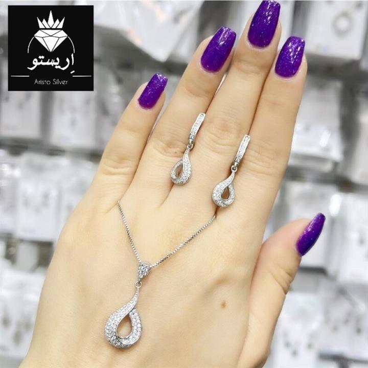 نیمست نقره بسیار شکیل میکرو با عیار 925 و آبکاری طلاسفید با زنجیر ونیزی ضخامت متوسط 40 سانتی
